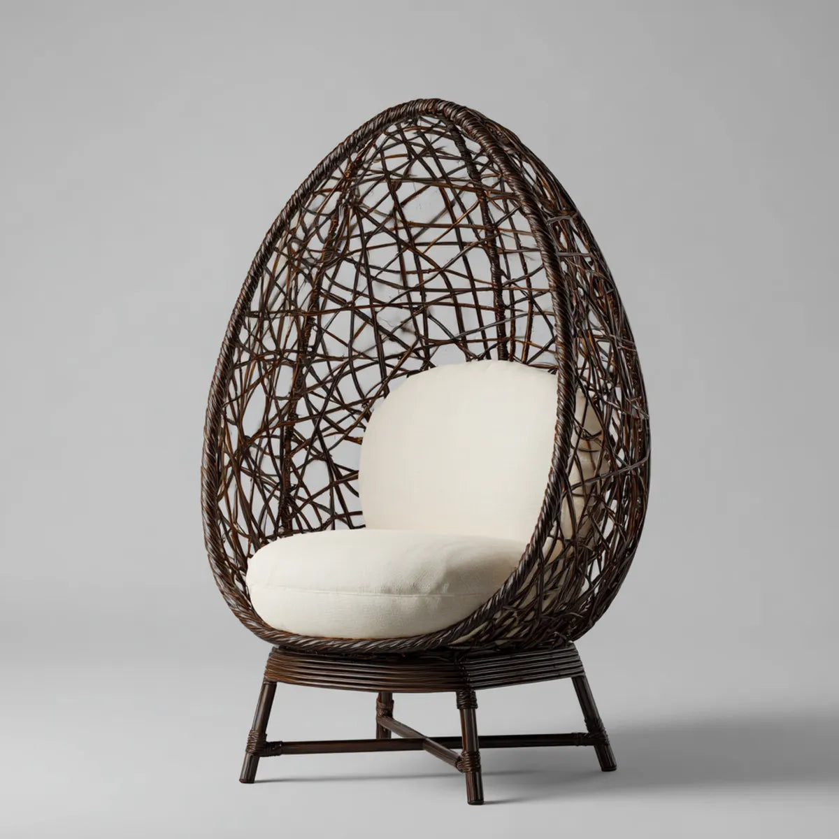Fauteuil œuf en rotin brun avec coussins crème 85 x 75 x 150 cm