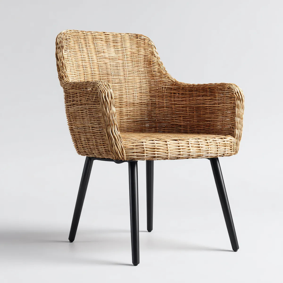 Fauteuil en rotin tressé beige à pieds noirs forme enveloppante 58 x 60 x 82 cm