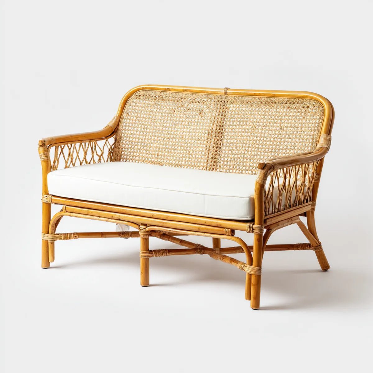 Banquette 2 places en rotin naturel avec coussin blanc forme rectangulaire 120 x 65 x 85 cm