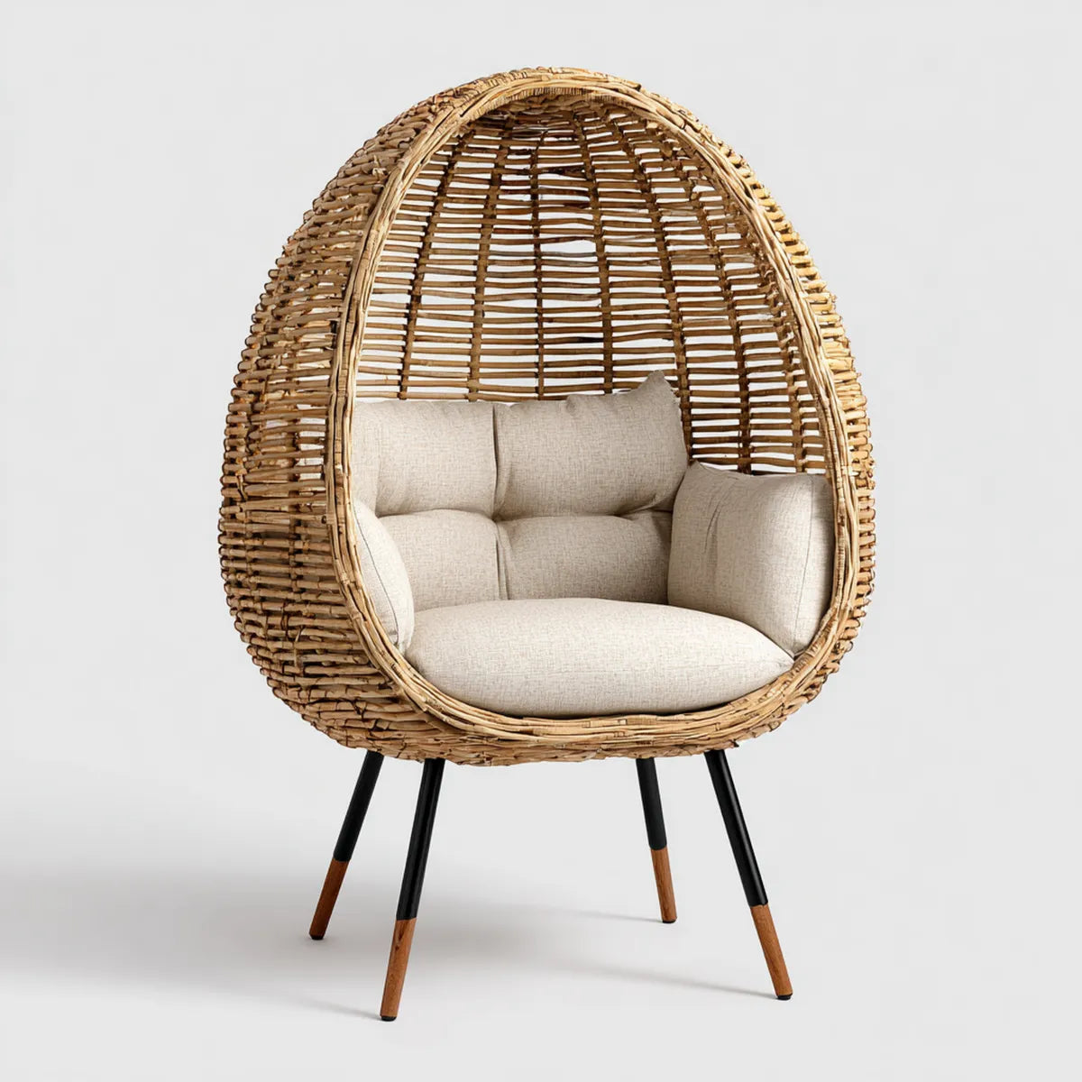 Fauteuil cocon en rotin naturel beige avec coussins et pieds en acier 85 x 80 x 145 cm