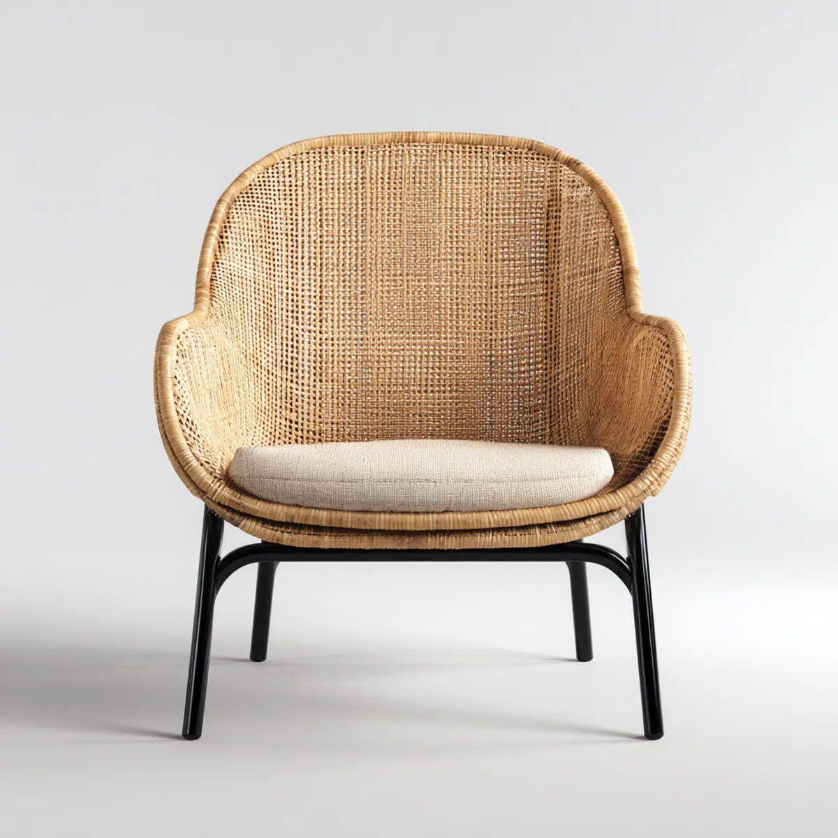Fauteuil de salon en rotin naturel beige avec coussin et pieds en acier noir 75 x 72 x 82 cm