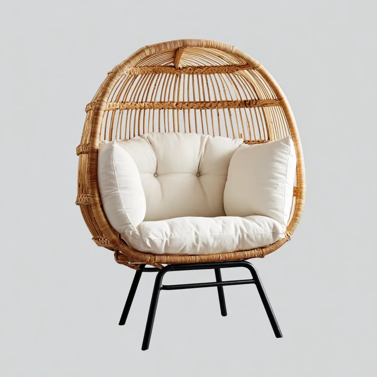 Fauteuil œuf en rotin naturel avec coussins blancs et piètement noir 80 x 85 x 120 cm
