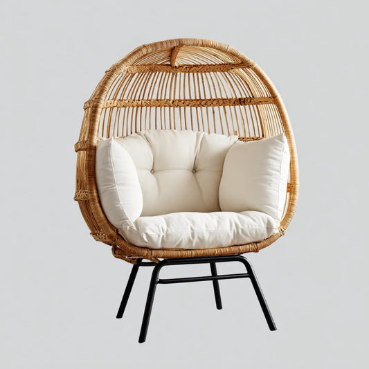 Fauteuil œuf en rotin naturel avec coussins blancs et piètement noir 80 x 85 x 120 cm