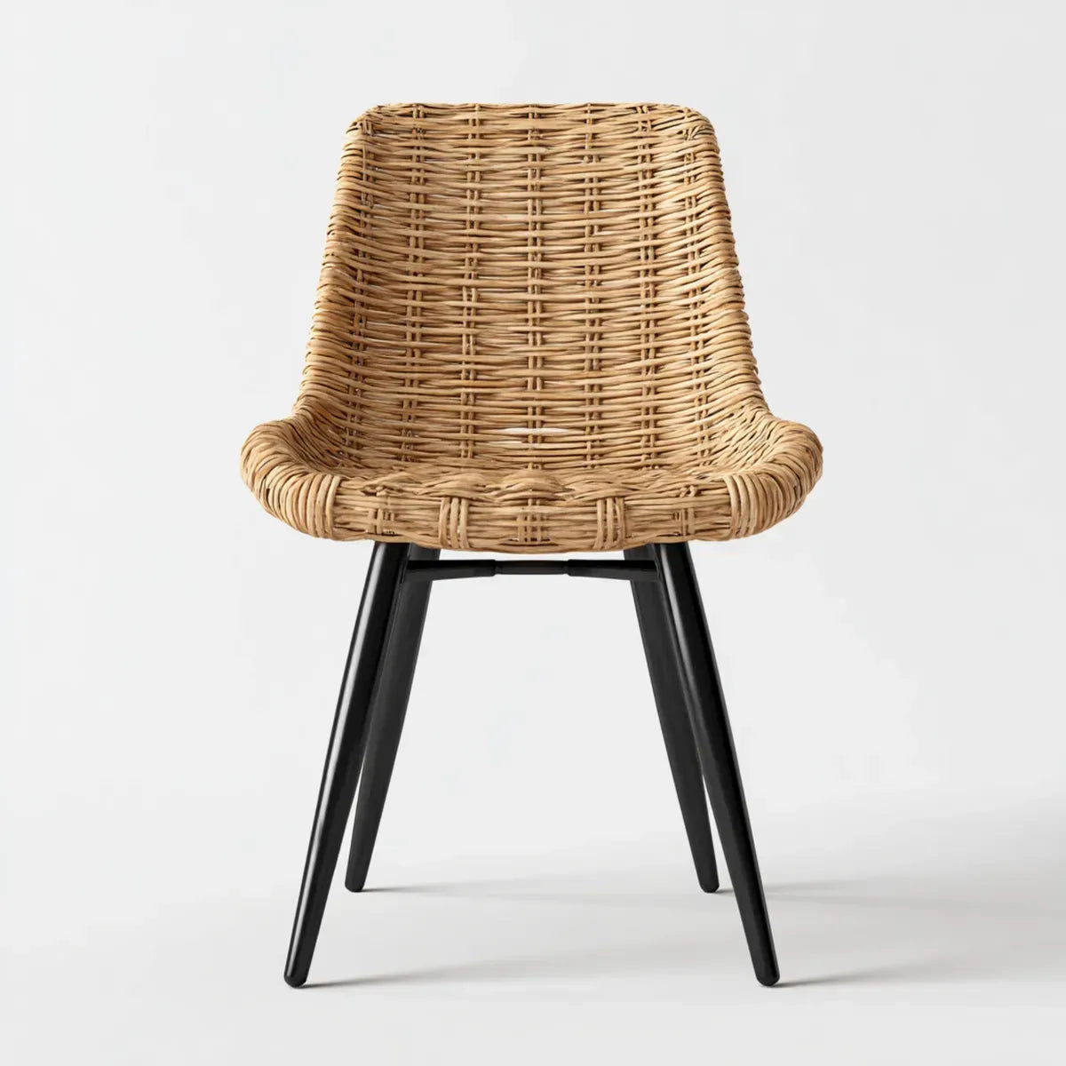 Fauteuil en rotin naturel tressé à pieds en acier noir forme arrondie 50 x 55 x 82 cm